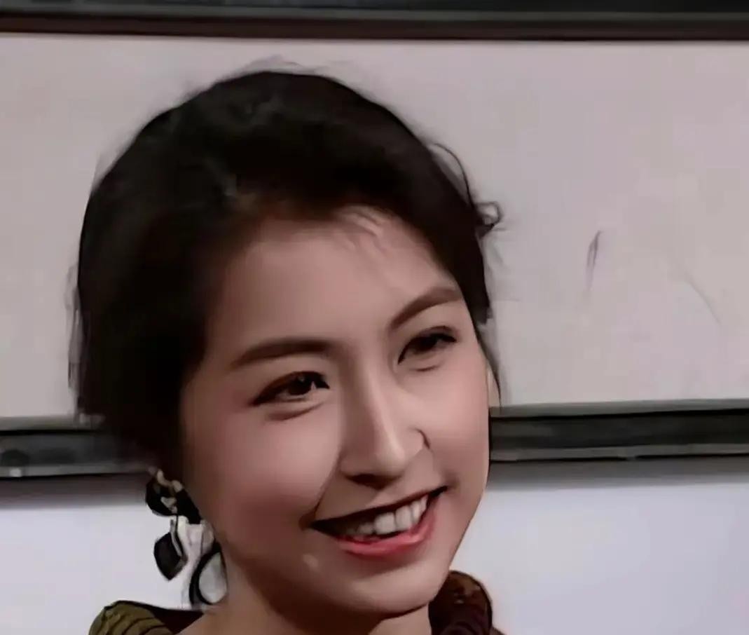 港姐冠军，南加大硕士，NASA实习。24岁，她本可以趁最美年华，把一手好牌打出王炸。
可她推掉女主角，嫁给跑龙套的刘青云。婚后27年，一部女主戏没接。媒体算过一笔账，光片酬加商单就少赚一个亿。有人拿这句话问她，她说，拍戏是工作，不是算账。
58岁，她被拍到背着1400块的包用了四年，跟老公逛超市、坐