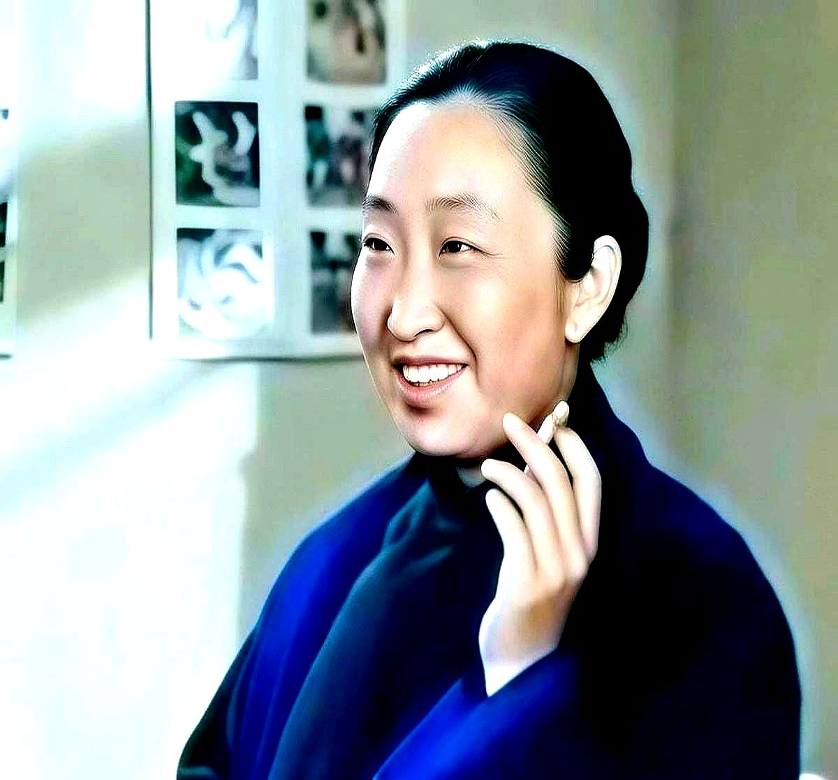 同样是29岁，现在的演员还在古偶剧里硬凹少男少女，当年的彭玉已经靠演老太太拿下大银幕首秀了。

1964年谢铁骊筹拍电影《千万不要忘记》，一眼挑中哈尔滨话剧院的彭玉，就因为她在话剧里把“姚母”演活了。这种跨年龄的戏，真不是脸上画两道皱纹就能糊弄过去的。

如今奔三还在古偶舒适圈里打转的演员一抓一大把