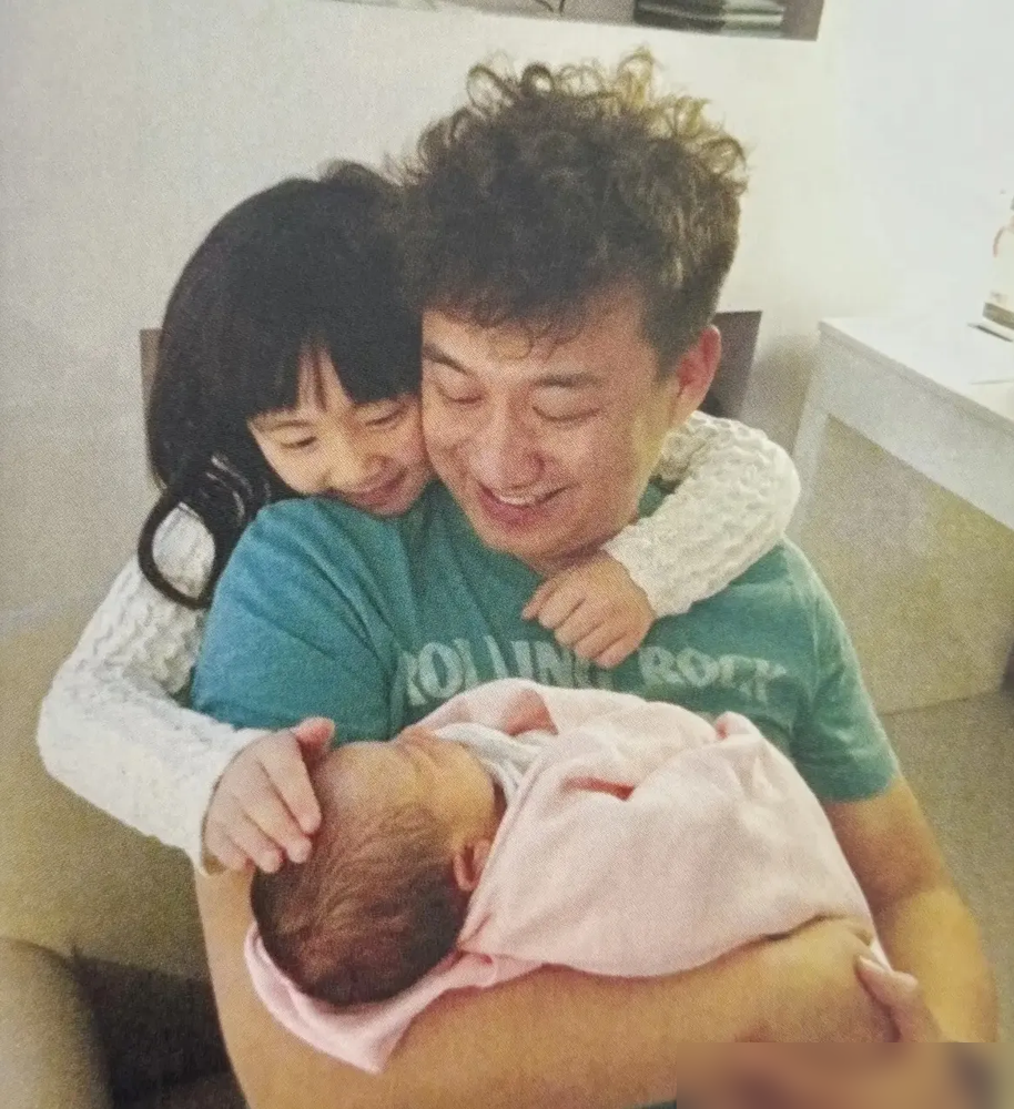 12岁，长靴，电吉他，黄磊二女儿直接炸场了。
黄少艾往台上一站，长发一甩，手里吉他弹得飞起，台风野得不像话。网友全看愣了，这哪像个小学生，活脱脱一个摇滚老炮。
再看她姐黄多多，小时候走的是文静文艺路线，弹钢琴、演话剧，温温柔柔。两姐妹一个像水，一个像火。
黄磊孙莉这爹妈是真敢放手，不逼着学淑女