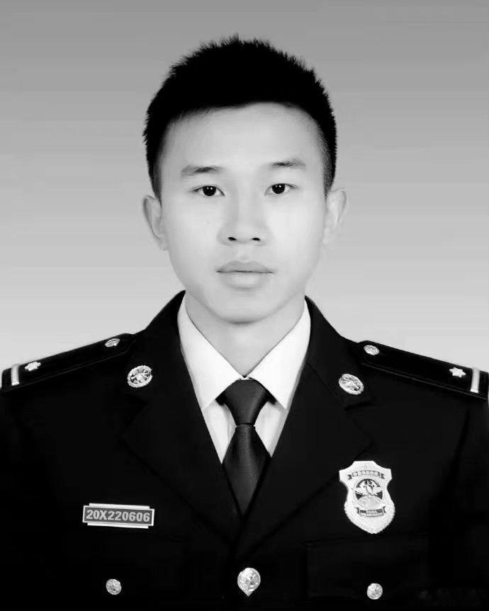 消防英雄欧保尔，2022年2月1日零时左右，广西河池一家具作坊发生火灾，为救群众壮烈牺牲，时年仅26岁。[伤心]让我们一起记住他的名字：欧保尔。 ​​​