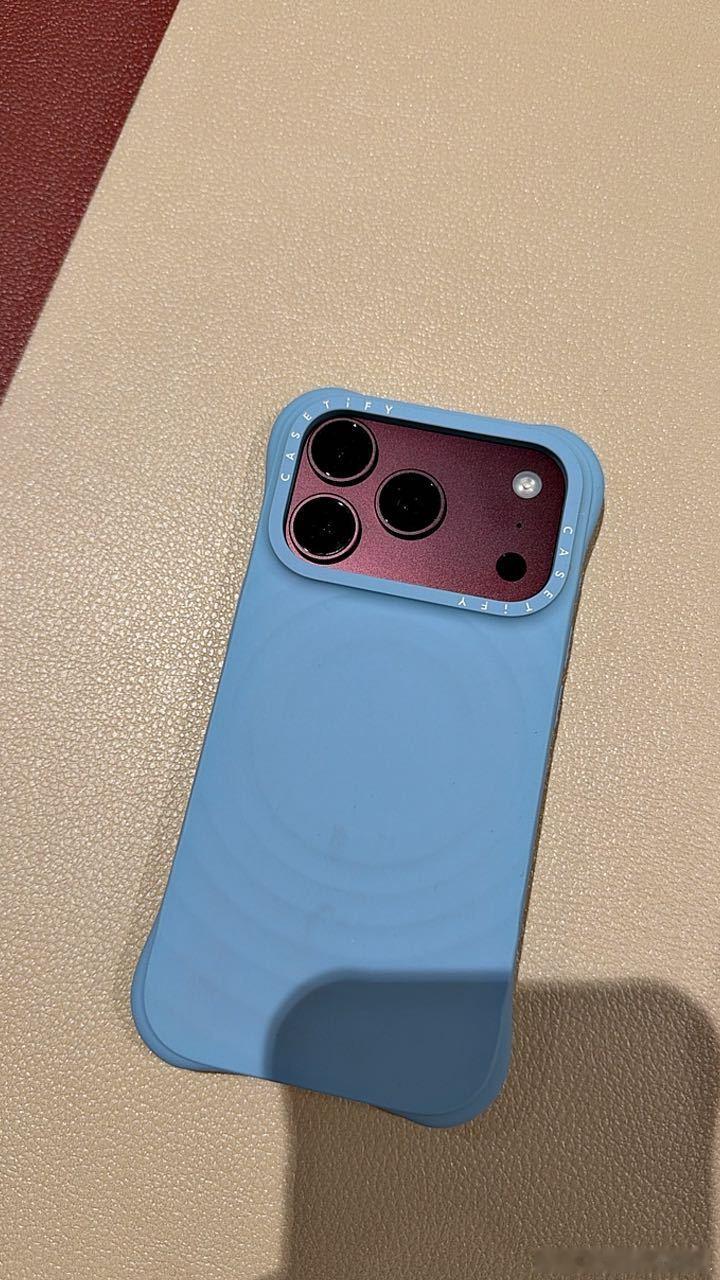 这个世界太颠了，刚刚看到有一个帖子教怎样根据生辰八字选iPhone 18pro的颜色[哈哈][哈哈][哈哈][哈哈]
关键是评论区居然讨论的火热，有1900➕条评论。大家疯狂at ai帮自己分析自己到底什么颜色的手机哈哈哈哈哈，有点搞笑哎。
问了一下ai，我适合银色或者黑色，不适合红色。嗯，我还真就买了红色 ​