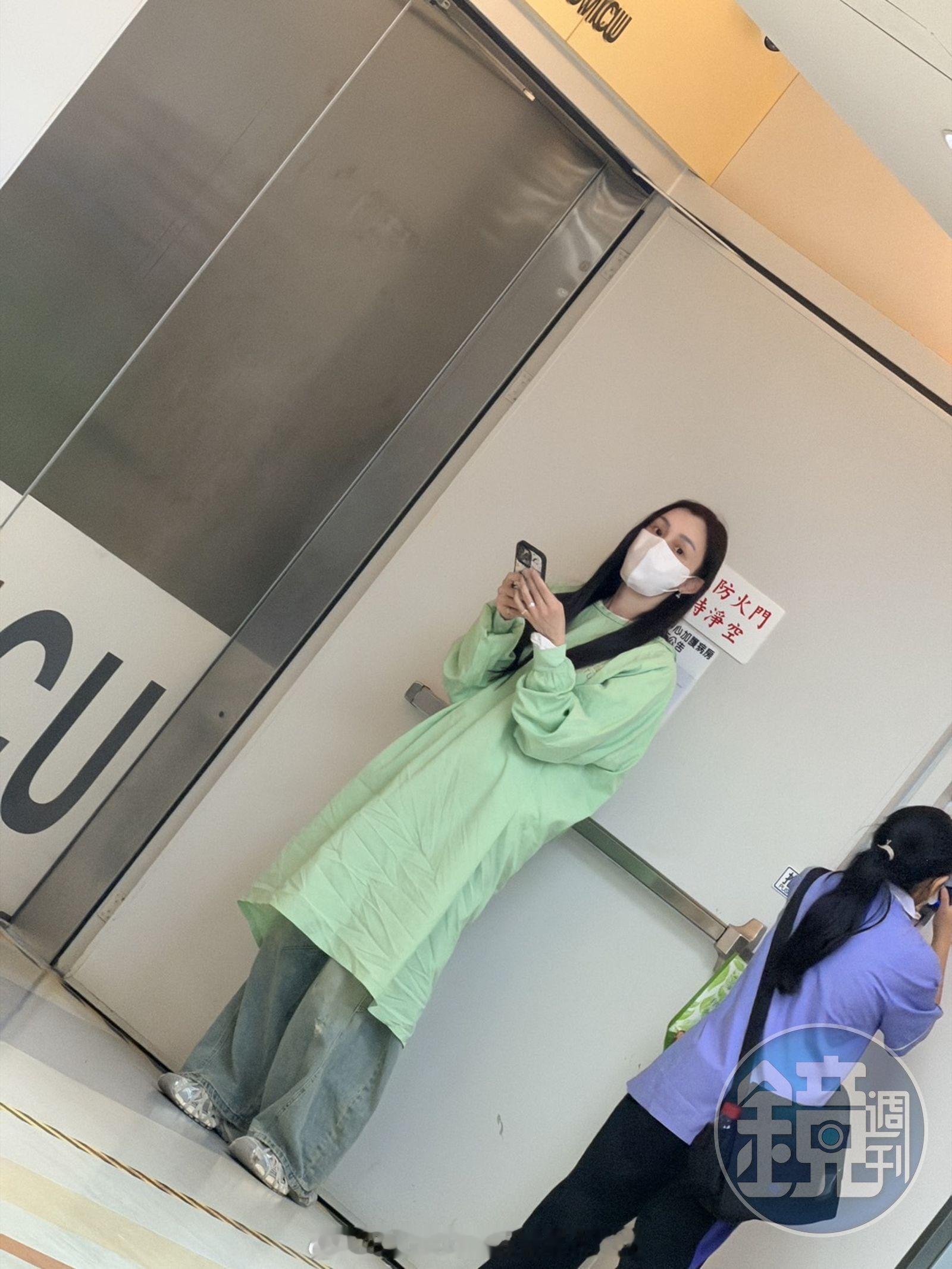 #范玮琪现身医院# 【范玮琪心急守外科加护病房！等探望黑人穿隔离衣或蹲或站】陈建州15日因急性心肌梗塞，紧急前往台大医院接受心导管手术，如今已转往加护病房休养。有台媒直击，对老公生病心急如焚，早在11点到12点的探病时间前，就在加护病房门口等待进入病房探病。范玮琪透 ​