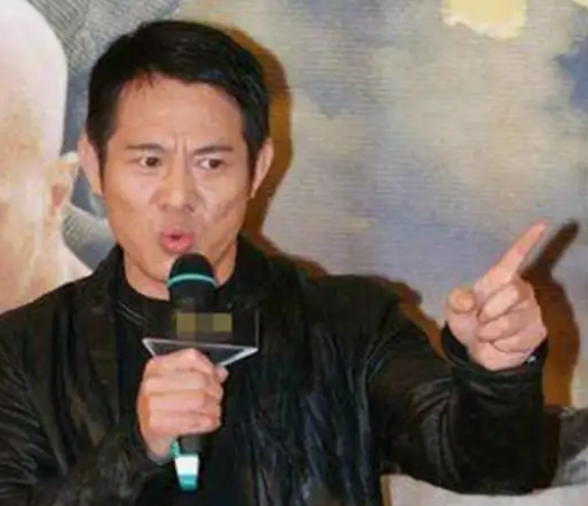 1994年， 日本记者质问李连杰：“南京大屠杀死了30万人，你们一个个数的吗？”李连杰一句话让直接让对方哑口无言，羞愧不已。李连杰当年在日本记者会上的那一问，究竟戳中了谁的痛处？

主要信源：（光明网——李连杰两度改国籍被骂惨但在蔡依林尴尬时霸气怒斥日本记者）

闪光灯原本紧咬着《精武英雄》的海报，