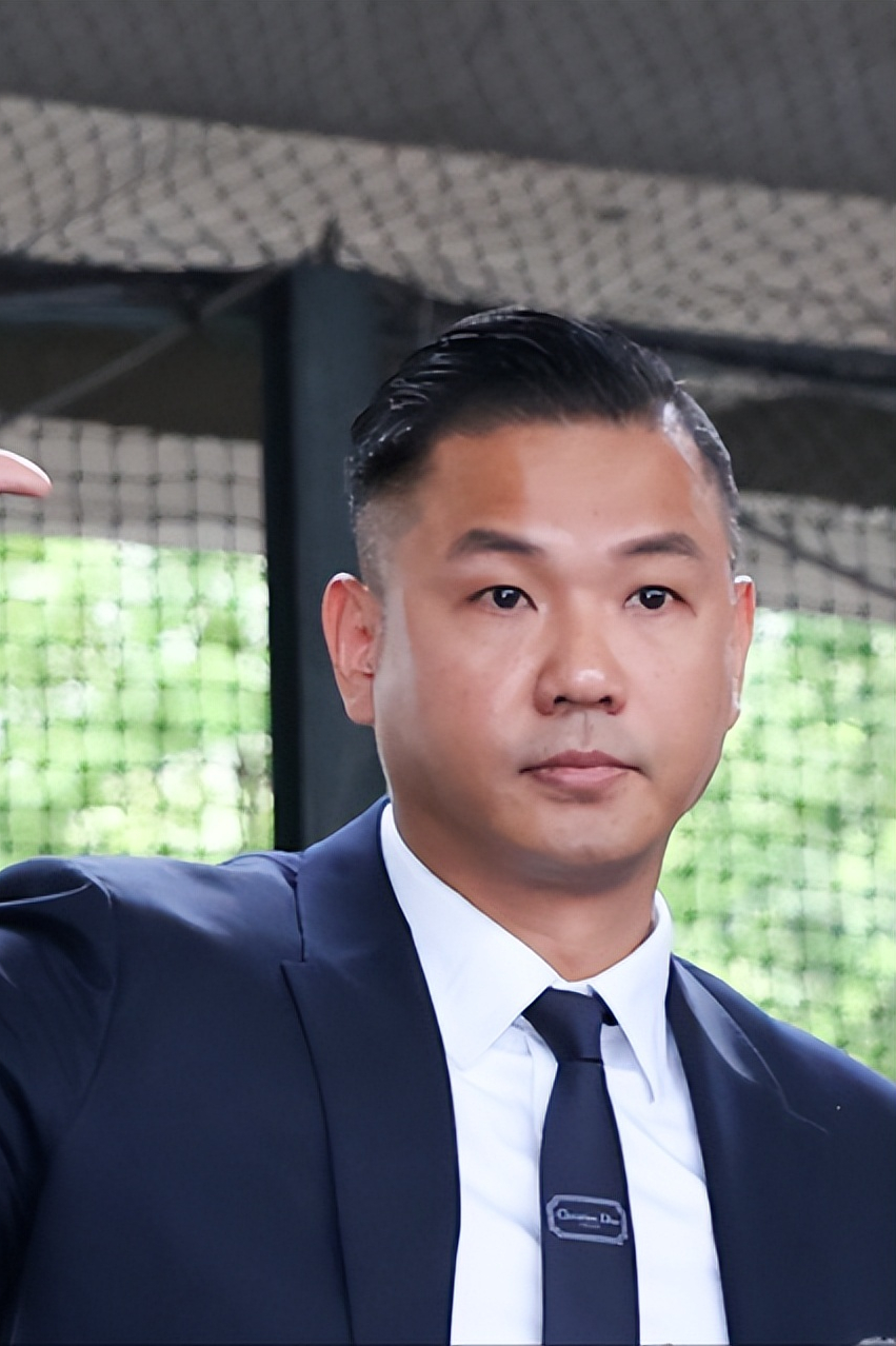 范玮琪老公陈建州，突发心梗？
才49岁，身强体壮，看着那么阳光健康，竟然会心梗？曾经职业篮球运动员，平时也健身，运动过量？看来只有这一个解释了！所幸治疗及时，手术及时，陈建州没有大碍！
最近两年，年轻人心梗越来越多，很多人还都是运动过程中，还是跑步、马拉松、健身等运动达人，再次警示每一个人，适度运动
