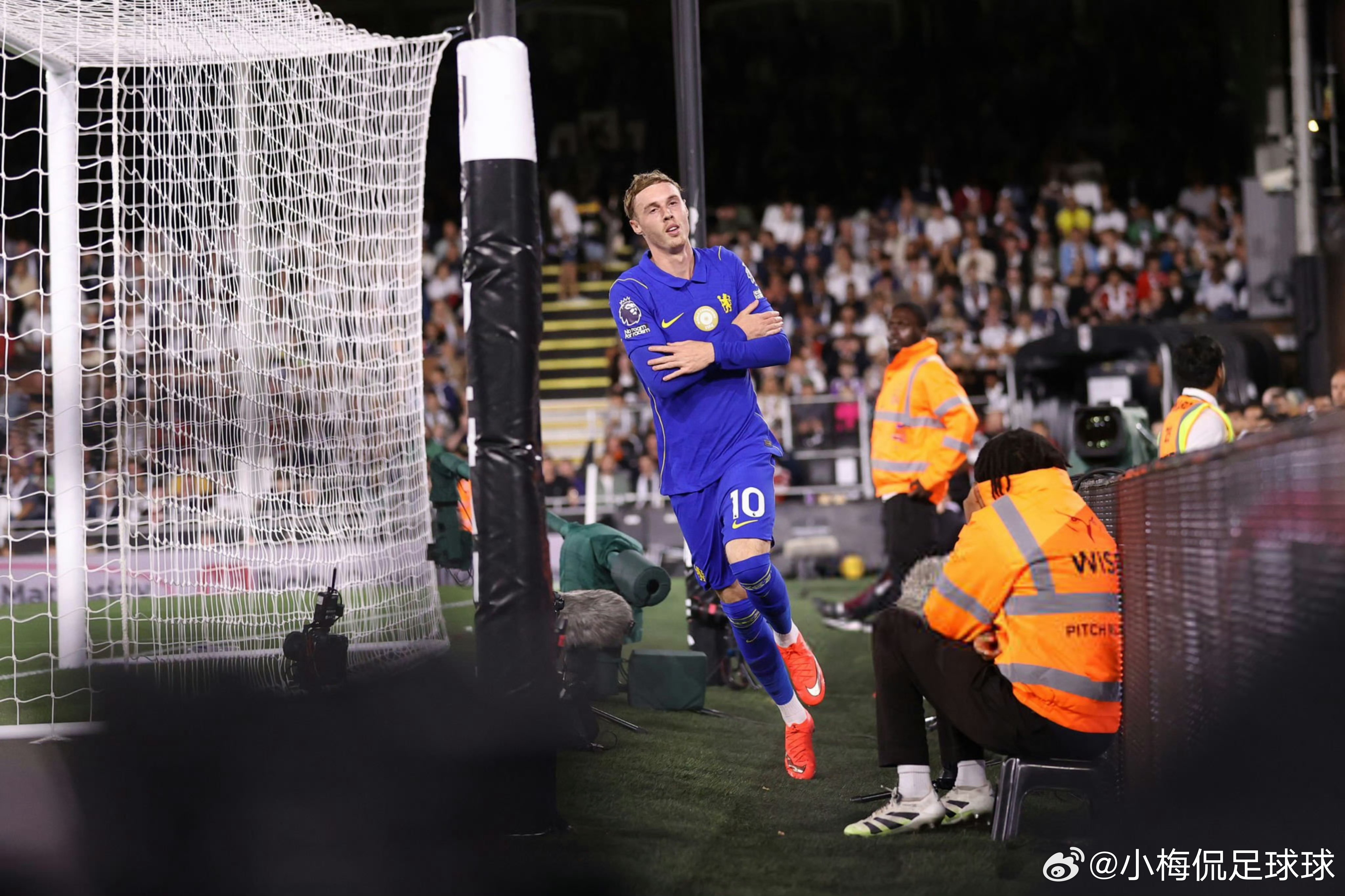 3-2惊险取胜！蓝军新三叉戟首秀封神，阿隆索英超首胜来之不易
2026-27英超联赛首轮对决，切尔西做客克拉文农场挑战富勒姆，少帅阿隆索迎来执教蓝军的首场英超赛事。整场比赛大开大合、进球不断，蓝军依靠全新前场组合的炸裂发挥拿下胜利，而后防线频频失误险酿翻车，最终3-2艰难取胜，拿下新赛季开门红 ​