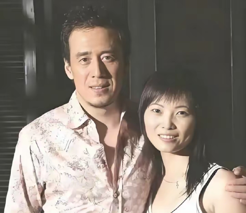 2000年，杨坤与前女友白雪的一张留影，白雪是舞蹈演员，在杨坤还没走红、北漂最落魄的那段日子，是白雪一直资助、陪伴他，两人相恋三年，可惜最后没能走到一起。