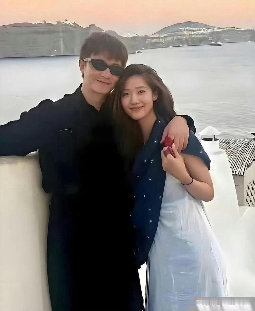 黄轩凭一己之力拉高了娱乐圈审美，女友不是白瘦幼类型的网红脸，竟然是雅思官网的模特…… ​