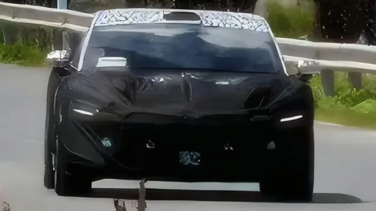 小米SU9 Lux伪装车曝光，轴距超3米