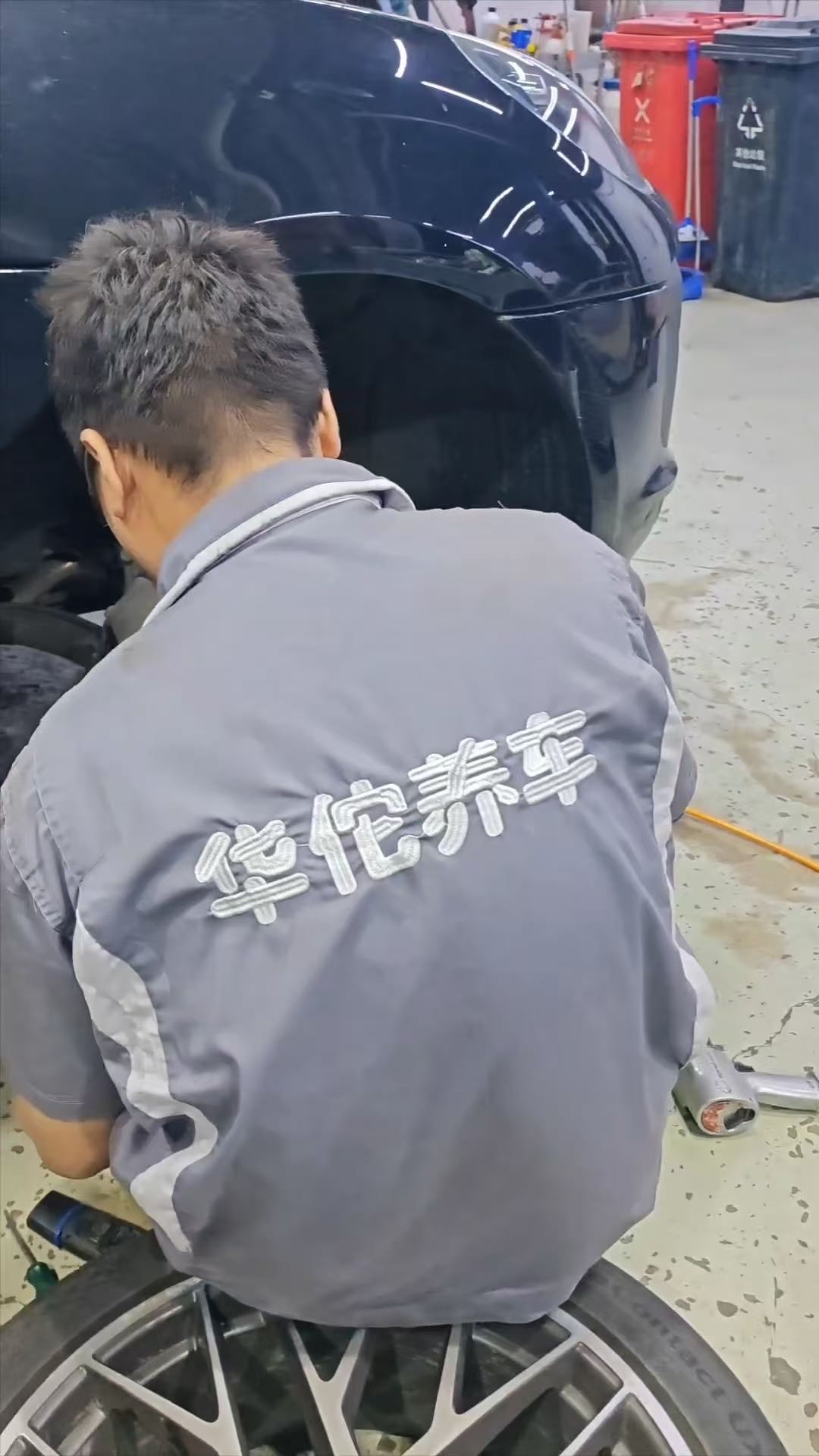 保时捷Macan更换刹车片✨华佗养车体验超稳🚗
 
保时捷Macan行车出现刹车异响🔔，仪表报警提示刹车片磨损，对比多家之后选择来华佗养车。比起4S店高昂报价，这里专业度一点不输，整体体验特别满意👍。
 
师傅先把四轮刹车全部细致检查一遍🔍，明确指出刹车片和感应线磨损情况，如实讲解车况，不会夸大问题