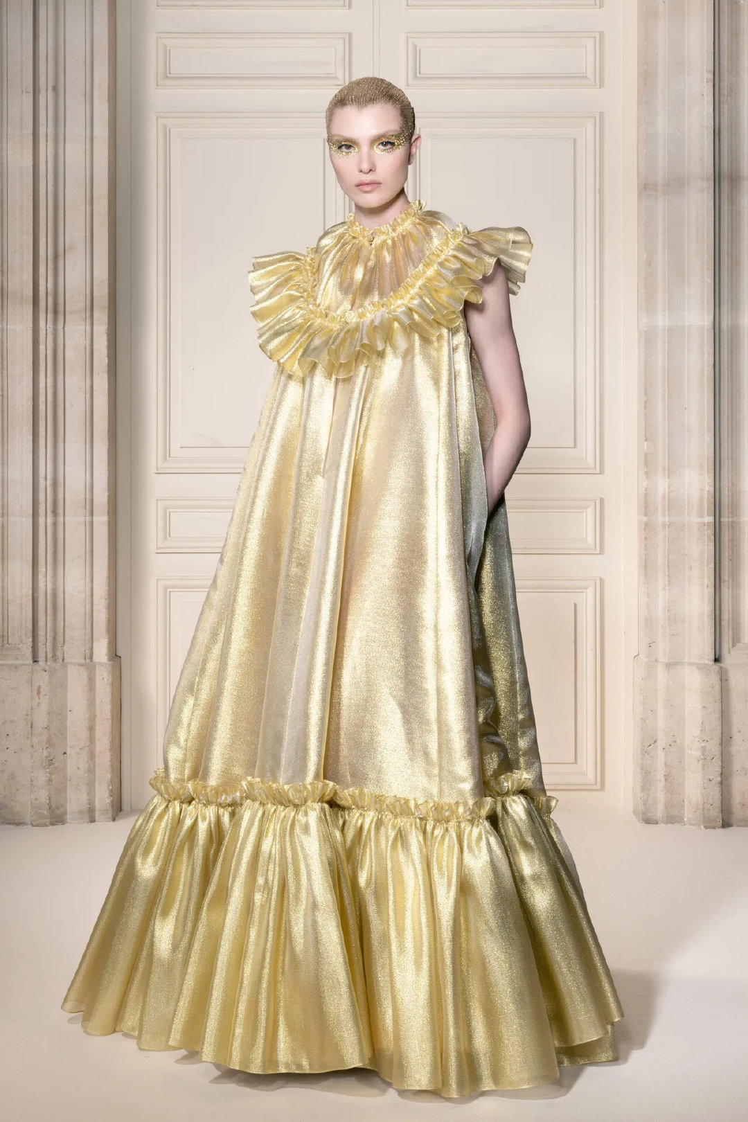单依纯腾讯Jump音乐节演绎Viktor & Rolf 2026秋冬高定[耶] ​