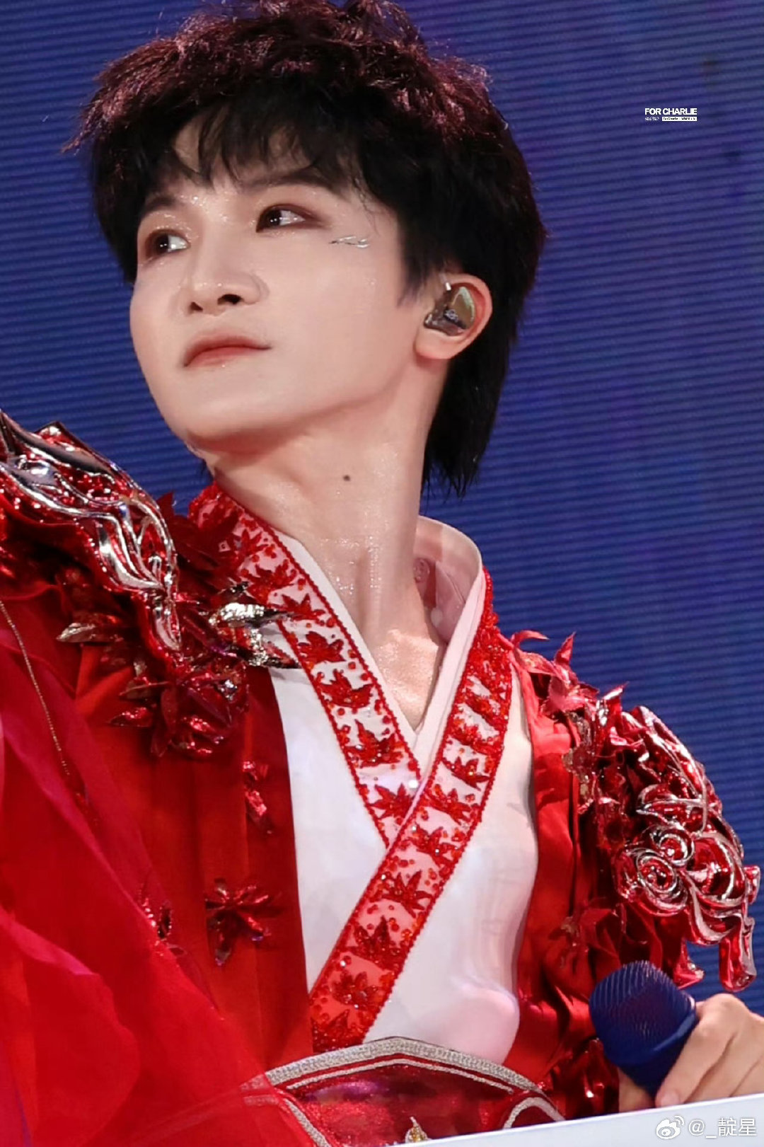 #周深[超话]#💙#周深# 💙 #来超话实况热聊看演唱会#💙
这套新衣服也太太太太太太太好看了吧！！！
此男就这样适配红色[么么哒]图文老师太会拍了[送花花]
​