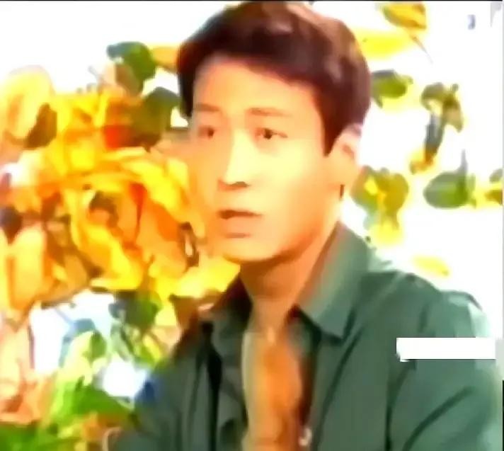 1999年黎明上蔡康永的节目，被对方嬉皮笑脸拿长相开涮，结果天王一句话，当场把蔡康永的笑容干碎在脸上

录影棚的灯一排排亮着，蔡康永手里攥着台本，正把话题往黎明新专辑上带。他习惯性地拿嘉宾的外貌找梗，笑嘻嘻问了一句：“你长得这么斯文，是不是从小就被女生追着跑？”


黎明没接茬。

他坐在沙发上，手