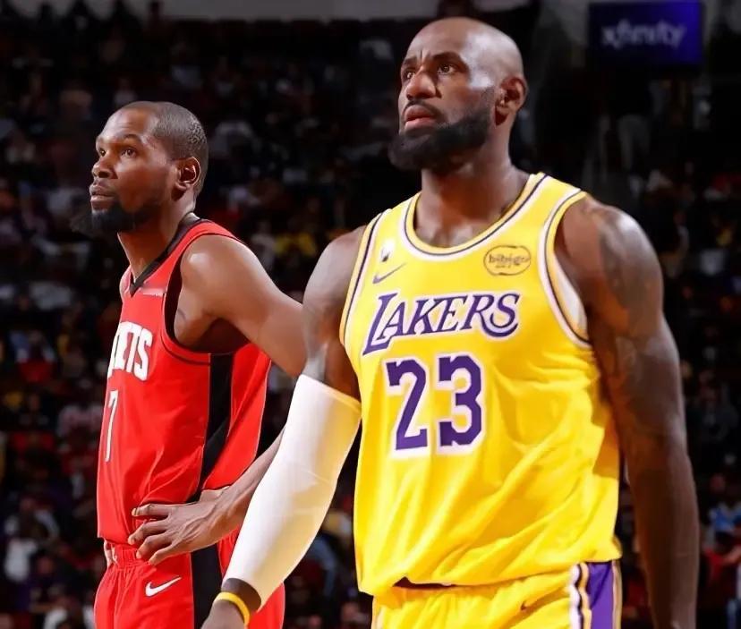 一觉醒来！NBA传来了2个不容错过的消息：

第一，美媒统计了NBA历史球员生涯单场得分上双场次的占比：詹姆斯以99.4%居首，杜兰特99.2%位列第二，乔丹98.9%排第三，东契奇98.9%居第四，恩比德98%列第五。

本来杜兰特是排第一的，上赛季老詹好几场差点只有个位数，最后靠垃圾时间刷到10
