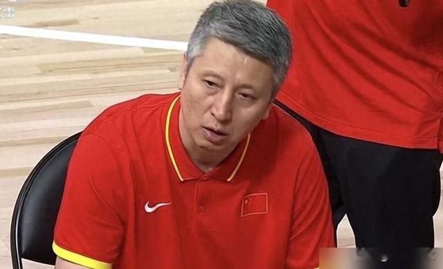 77-97！男篮亚运半决赛创纪录惨败，杨鸣寒心离场，总局深夜亮剑

20分！中国男篮在亚运半决赛输给日本二队，创下48年来对日最大输球分差。

终场比分77-97，大屏一度显示78-97，技术统计修正后惨败实锤。日本队没有八村垒、河村勇辉，只有2名世预赛名单球员，中国队从第一节就被压着打。舆论瞬间炸