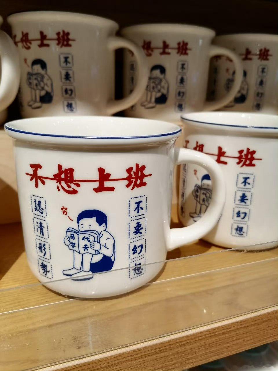 坐腻了公司配发的带轱辘的办公椅，想自费换一个不带轱辘的，可突然想到，不但做牛马，而且还想着自带磨盘，捂眼，好可怜。。。算了，不换了。[嘻嘻] ​
