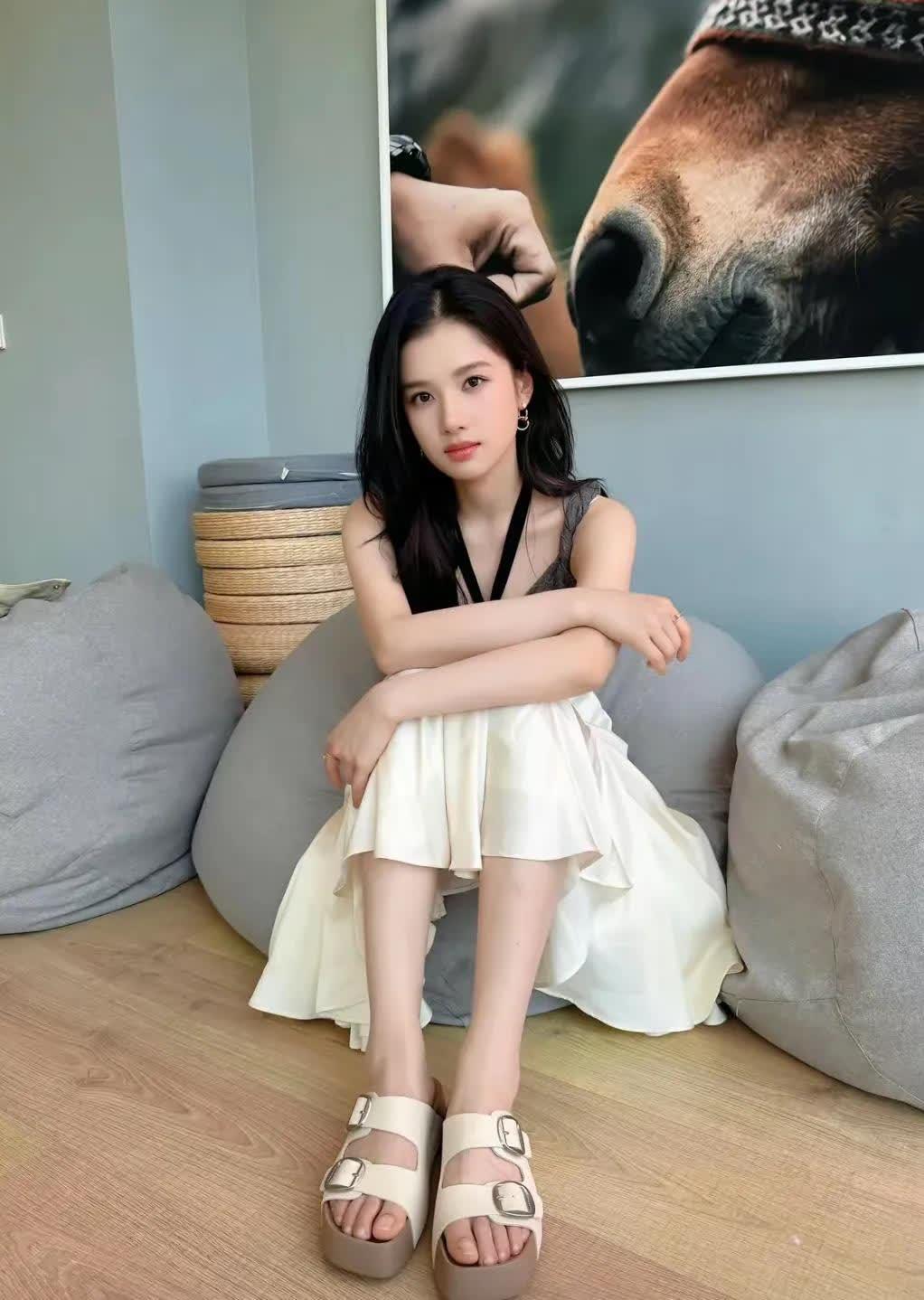 张婧仪这腿这脚也太绝了 嫩得挪不开眼