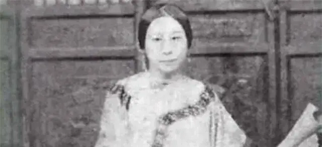 李鸿章为何把22岁女儿嫁给40岁落魄大臣
1888年，李鸿章将22岁女儿嫁给40岁的张佩纶做填房，妻子闻言大惊失色，痛骂李鸿章：“你是老糊涂了吗？”女儿却苦劝母亲：“爹爹眼力不差，不会害我的
要理解李鸿章为什么做这个决定，不能只看年龄和张佩纶当时的处境，还要看他过去到底是怎样的人。

张佩纶出生在河