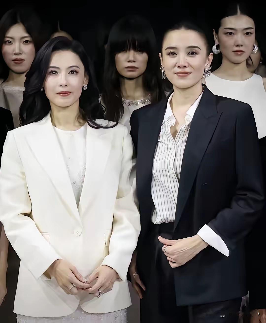 很多人疑惑宋佳和张柏芝同框，顶级神颜张柏芝为何总会被压气场，真相根本和颜值无关，是长期人生赛道造就的气质差距。
 
在娱乐圈的颜值体系里，张柏芝绝对是天花板级别的存在。熟悉港圈审美的人都清楚，她的骨相、皮相、五官比例，几乎挑不出任何瑕疵。年轻时候的她，眉眼灵动、明艳夺目，妥妥的倾国倾城之姿，靠一张脸