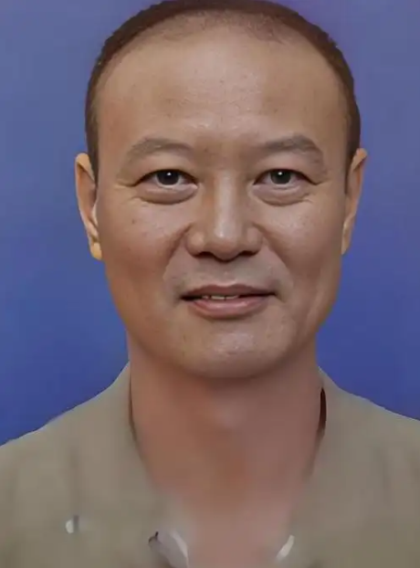“为了女儿，请判我无罪。”2020年7月5日深夜，杭州某小区，许国利把两杯牛奶端到母女面前，看着她们喝下，夜色里，他拿起枕头，俯下身，捂住了她的口鼻。用两吨水，把妻子从这个世界彻底“冲走”。第二天一早，他神色平静地走进派出所报案：我妻子失踪了。

主要信源：（光明网——“杭州杀妻案”凶手许国利被执行