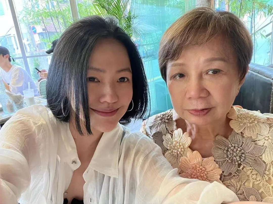 据台媒报道，小S此次赴香港，是陪婆婆散心、为婆婆庆祝84岁生日。除了老公许雅钧，S妈也一同随行。 ​