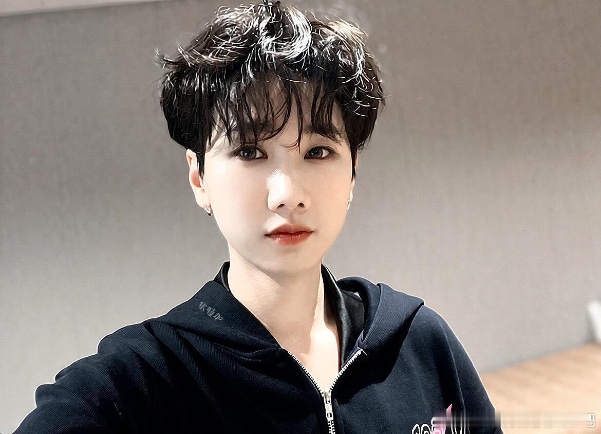 #汪苏泷[超话]##汪苏泷一天是不是有365小时# 嘿嘿看完盘点真的服了，演唱会一场接一场刷新纪录，新歌还一首接一首往外蹦，汪苏泷的时间管理能不能开班，我第一个报名交钱呜呜呜 ​