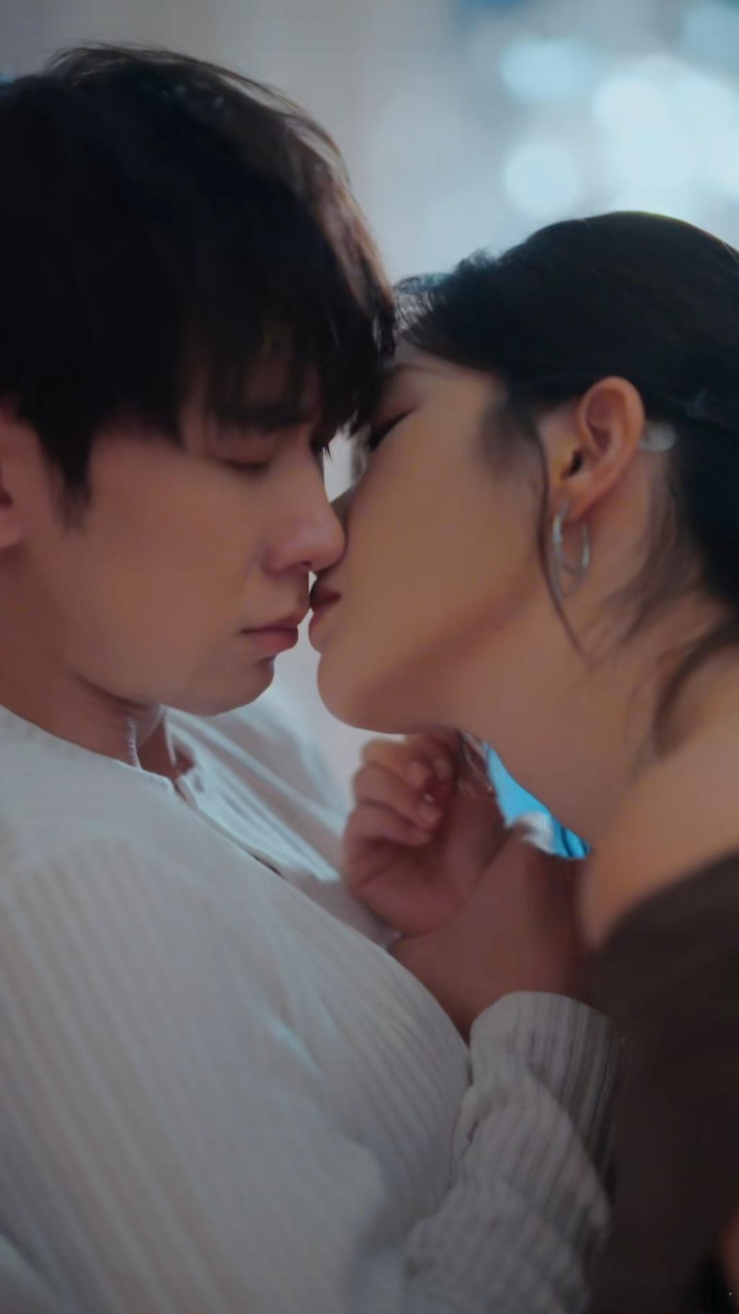 记录2026年看过的短剧之282《吻你万千》
1️⃣演员：任运杰（裴云阙）➕张晋宜（廖宋）
2️⃣推荐指数⭐⭐⭐✨
3️⃣推荐理由：破镜重圆的救赎治愈本，两个破碎的人撞进彼此的人生，小苦瓜的抱团取暖，情感浓度非常高，分分合合，又甜又虐[苦涩]剧本的伏笔和反转有点多，但又讲不清楚，有些剧情太跳跃 ​