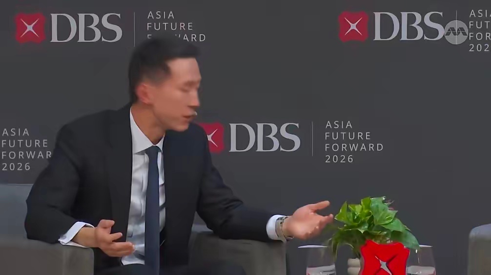 TikTok CEO 周受资透露，如今绝大多数短剧已经开始由 AI 制作，视频广告的制作成本更是从 100～1000 美元降至 1～10 美元。
​品牌过去制作一条广告，需要聘请团队或制作公司，如今只需向字节跳动的 Seedance 模型提供产品图片和参考视频，就能自动生成广告，成本降低 10～100 倍。
​他还特别提到，短 ​