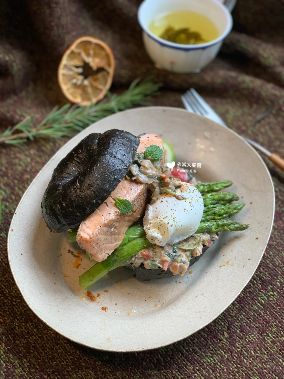 竹炭贝果三明治🇮🇹托斯卡纳芦笋蘑菇三文鱼