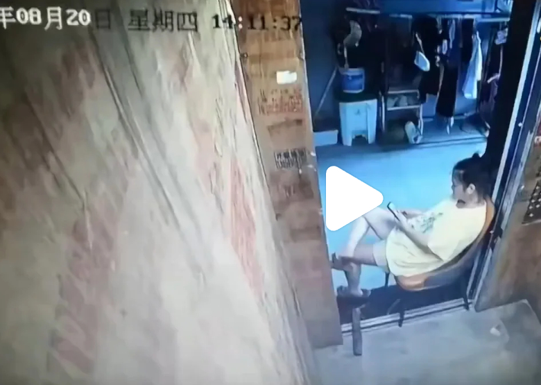 【#女子为吹空调把电梯锁在自家楼层#】

近日，某小区一名女子贪图轿厢内空调冷气，用物品挡住电梯门，将公共电梯长期锁停在自家楼层，导致整栋楼住户无法正常乘梯出行。物业上门劝阻无效，居民出行、外卖派送全部受影响。

民警接警到场，经过数小时劝说，女子才移开障碍物，电梯恢复运行。电梯属于全 ​