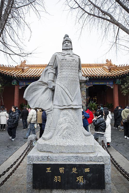 项羽到底输在哪？他勇猛无敌却丢了天下，真相太颠覆认知
 
在中国几千年历史里，如果要选一个“最让人意难平的失败者”，西楚霸王项羽绝对排第一。
 
说起项羽，大家第一印象就是猛。身高八尺、力能扛鼎，打仗永远冲在最前面，一生打了七十多场仗，几乎从没输过。可就是这么一位战神级别的人物，最后却被逼到乌江自刎