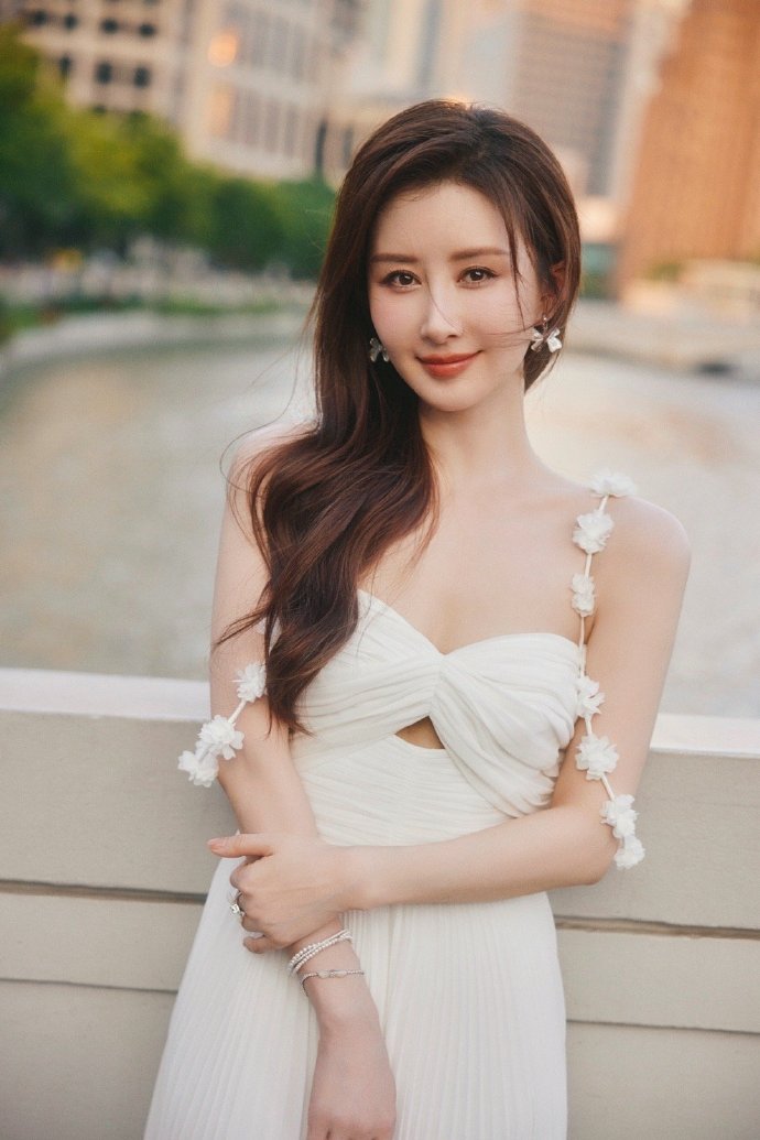 舒畅属于那种特别耐看的类型，五官精致但不张扬，气质很温婉，有种古典美人的感觉。而且一说到舒畅，肯定是无数人（特别是90后）的“童年女神”和“白月光”，要说她塑造的角色，印象最深刻的，还得是《宝莲灯》里的小玉，还有《魔幻手机》的傻妞，当然了，除了这两个角色，还有其他的角色也都是很有记忆点的。
