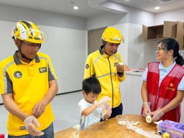 【戏曲展演、民俗体验、红色教育......钱塘区各村社双节志愿服务活动丰富多彩】
佳节将至，钱塘区各街道村社以志愿服务为载体，开展游园互动、民俗体验、便民惠民、文艺汇演、红色教育等系列活动。下沙街道上沙社区戏曲展演连办三天，志愿者送月饼、护秩序，陪伴老人共度团圆时光；白杨街道东郡社区组 ​