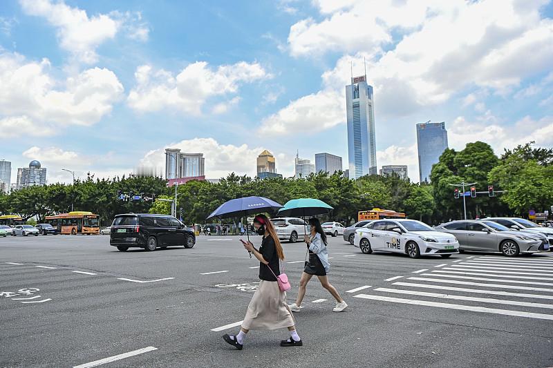 南方大范围闷热持续至月底，再熬几天就降温了

国庆假期近在眼前，但南方的“秋老虎”显然还没打算提前放假。

未来几天，副热带高压继续强势掌控江南、华南，大范围闷热天气将持续到月底。浙江、福建、江西、湖南东南部、广西北部、广东中东部多地高温日数可达4到5天，部分地区气温甚至冲到37至38℃。

福州今