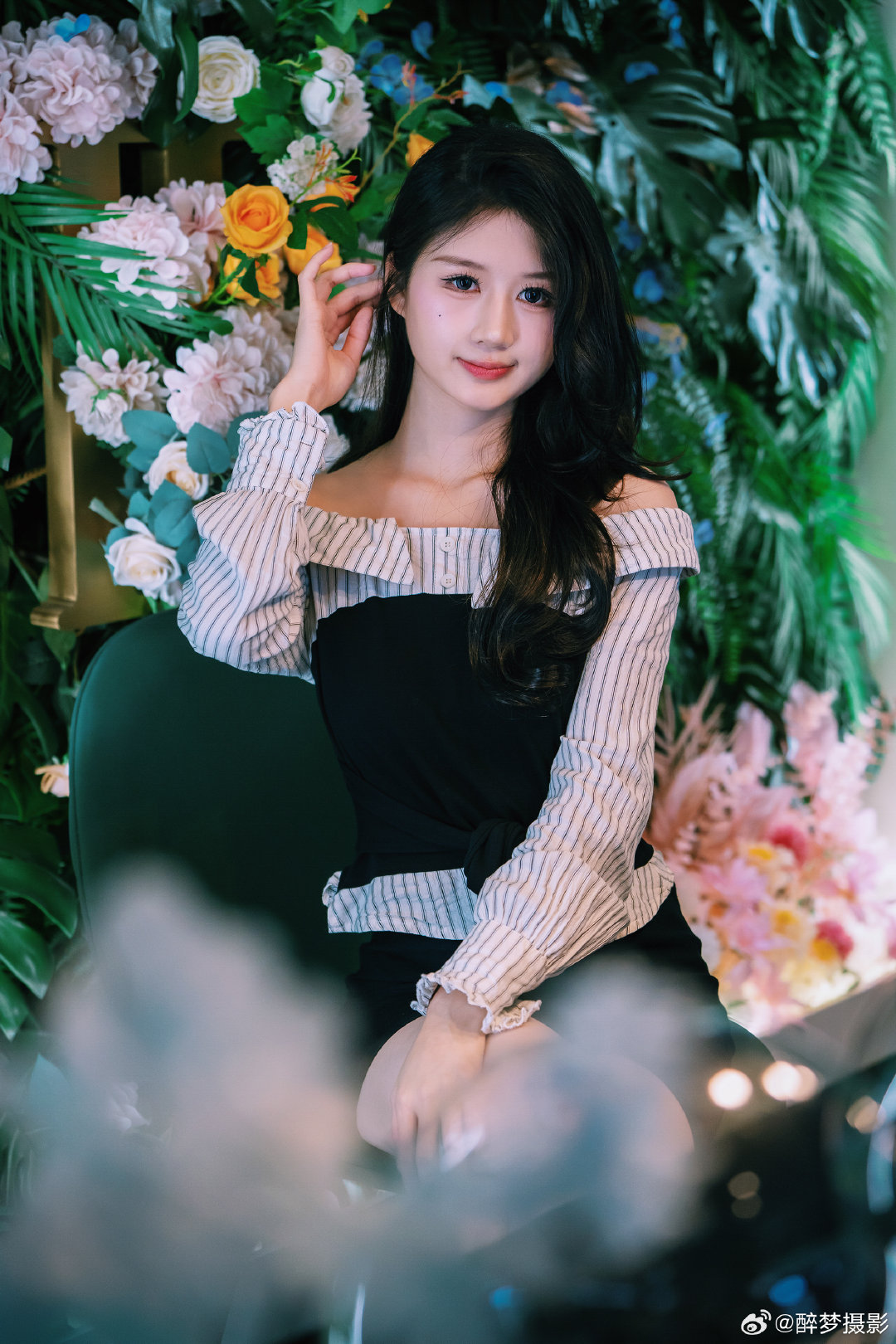✨ 森系氛围感碎片
被绿植和花包围的午后，暗调的绿衬得皮肤像在发光，塑料球里好像盛了半盏夏天的风。

模特：椰子
镜头：索尼70200 2.8GM二代
地方：白云万达广场附近棚拍摄影工作室 ​