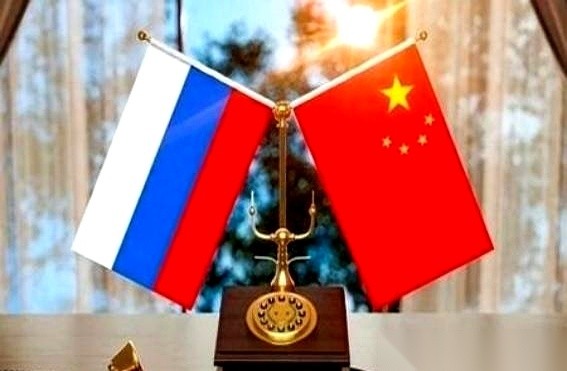 日本防卫省公布截至2026年3月31日自卫队实际在员仅有217701人。
缺编严重的另一面，是日本把2026年度防卫预算一口气拉到了9万亿日元以上。
2026年7月日本防卫大臣公开点名要加强的冲绳方向部队，目前还等着下一步具体的扩编动作。
很多老百姓平时一提起打仗，脑子里的画面往往还是漫山遍野的人海