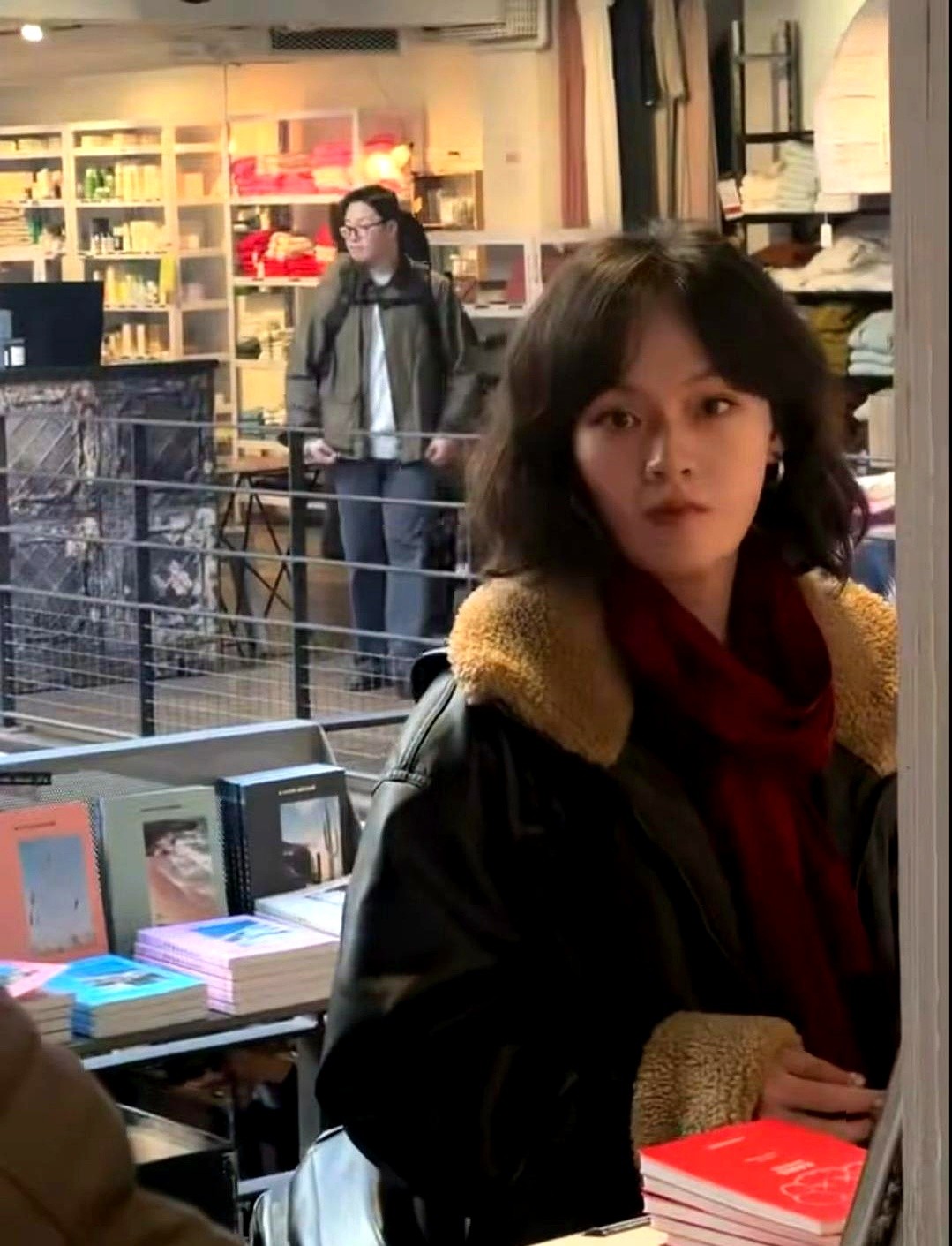 镜头前总绷着脸的文淇，正混在巴黎街头，跟路人拼命下腰转圈。

围观老外越聚越多，她连帽檐都没压。街头音箱一响，这姑娘直接甩开胳膊，仰着脖子大笑，鞋底在石板路上磨出声。

那个爱皱眉头的文艺外壳碎了。褪下明星包装，这就是个听见节拍就脚底板发痒的二十岁丫头。

聚光灯下会流眼泪的演员很多，但敢在马路牙子