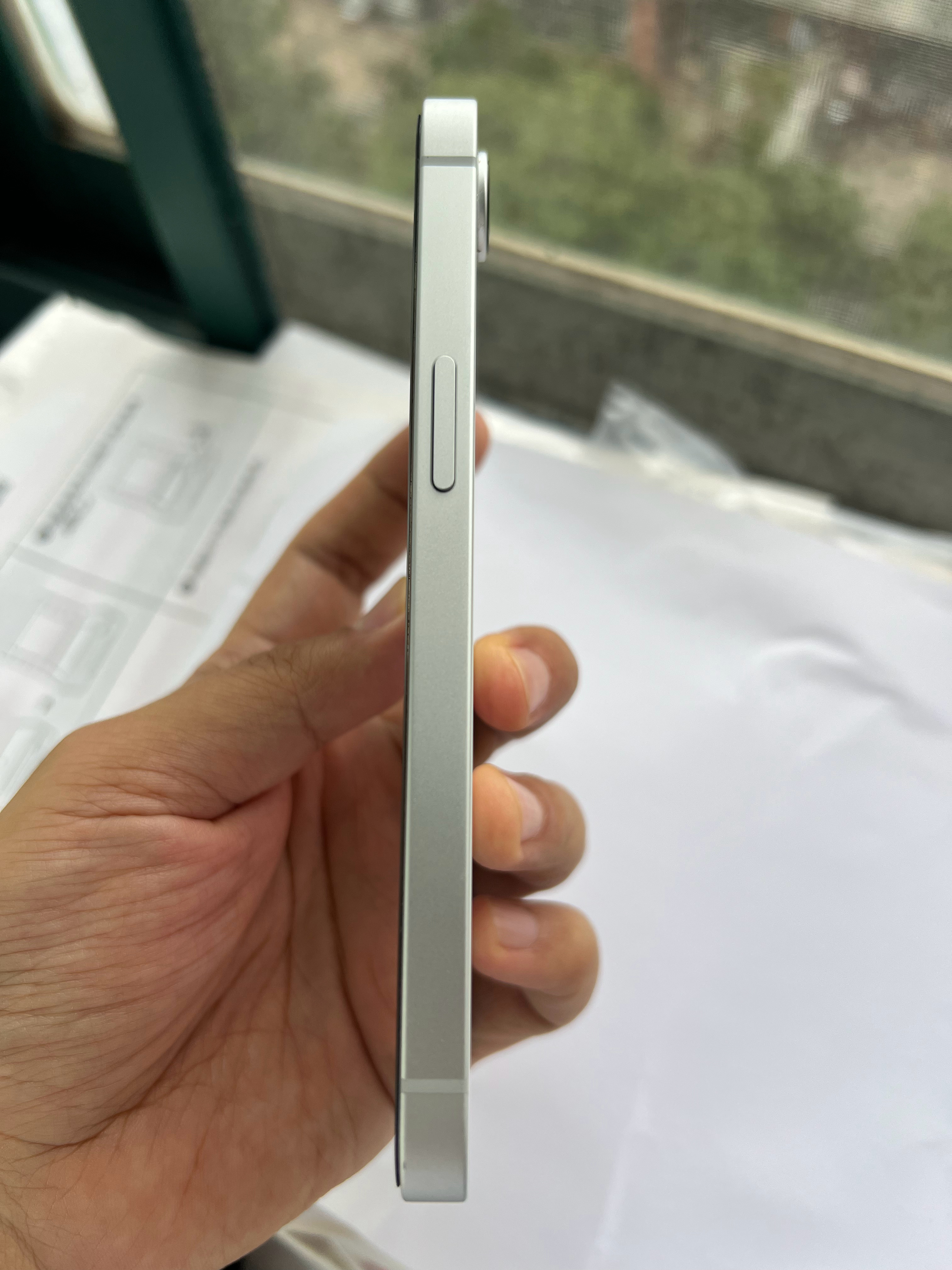 iPhone17e白色256g，靓机95新，充电15次，电池100%，美版配置机，内置DB，双卡5G不用装卡贴，2288元 ​