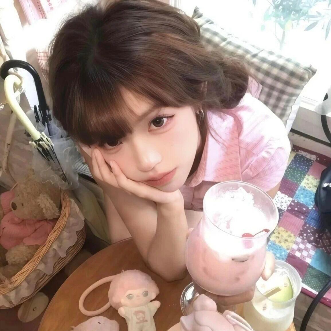 9.6𝙒𝙚𝘾𝙝𝙖𝙩女生头像