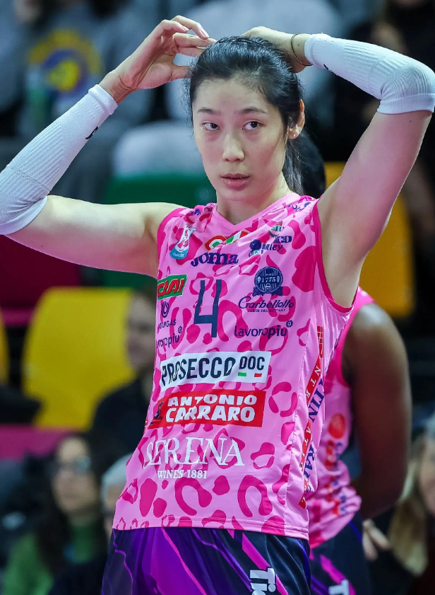 知名教授公开拍案叫板：凭什么顶尖高手朱婷和樊振东，如今年复一年地消失在国家队的名单里？

主要信源：（光明网——数据双第一 朱婷仍是排坛“顶流”）

2026年8月30日晚，天津女排亚锦赛决赛。

中国队打满五局2比3输给泰国，错失洛杉矶奥运会直通名额。

赛后“朱婷回归”冲上热搜第一。

第二天，