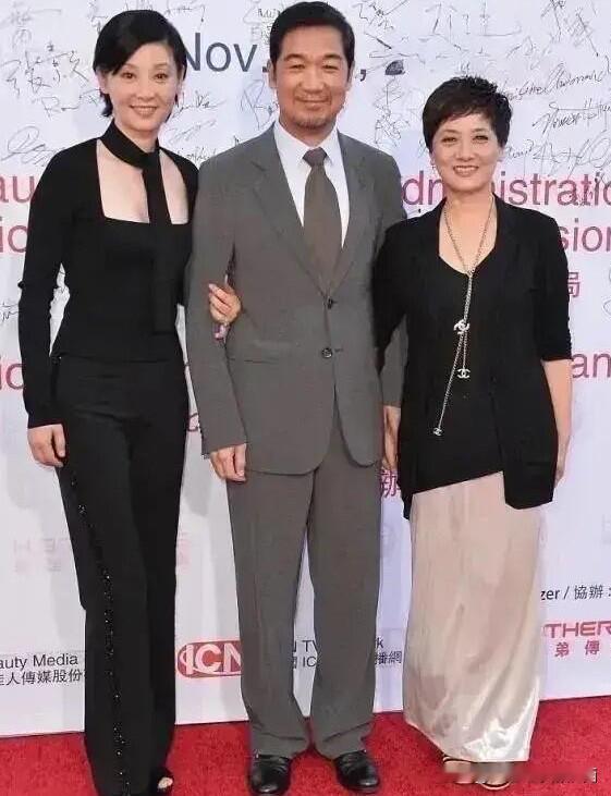 无论长相还是气质，还有衣品，邓婕都可以秒杀徐帆，看起来是古典大气的美，一眼就让人惊艳，不愧是曾经最美的王熙凤。

徐帆看去活泼开朗，可爱又美丽，她的演技好，中间的张国立皮肤黑了些，但整体形象和气质不错。