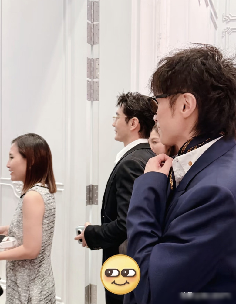 法国婚礼一个内娱明星没去，澳门这场黄晓明、陈乔恩、古巨基全来了。
9月28日上葡京，500人答谢宴，上万朵进口真花堆成秋日油画。奚梦瑶穿回法国那件Dior高定，摘了头纱，换更大的钻石颈饰。
何猷君上台自嘲，说当年矮半头也要追小明。梁安琪用粤语谢儿媳，说给家族添了一双儿女。何超琼和四太热聊，何厚铧