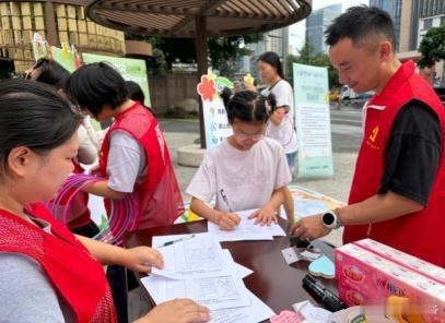 #水务工作动态# 【守护一河清水，共倡文明祭祀】河湖清水长流，文明薪火相传。
为守护河湖生态底色，持续倡导绿色低碳文明祭祀新风，在“中元节”前夕，成都市水务局河道监管事务中心开展了文明祭祀劝导，同时联动沿河街道社区、组织“我在成都有段河”志愿者开展志愿活动，通过传承文化内核倡导文明祭 ​