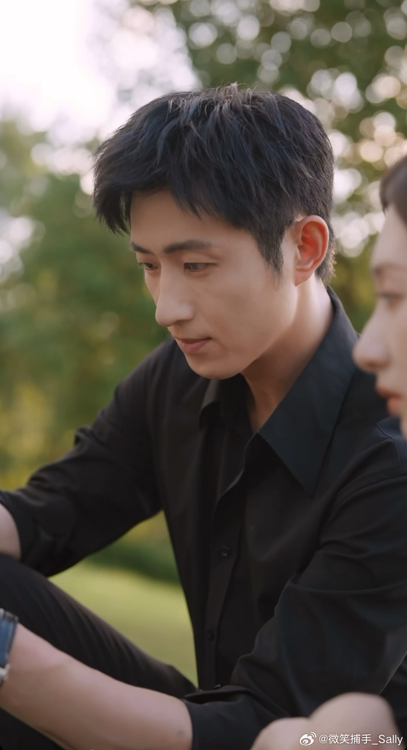 #禁止闪婚雾散归栖时# wkm #王凯沐宋庭西# 
戏里宋庭西，戏外同样通透👍🏻被演员本人王凯沐的评论狠狠共情📝

看完《禁止闪婚，雾散归栖时》的剧评，王凯沐留下：最好的爱情从不是改变对方，而是温柔接住所有脆弱。

这不就是宋庭西的写照。不强行改造，看见对方全部的脆弱，选择包容守护。先婚 ​