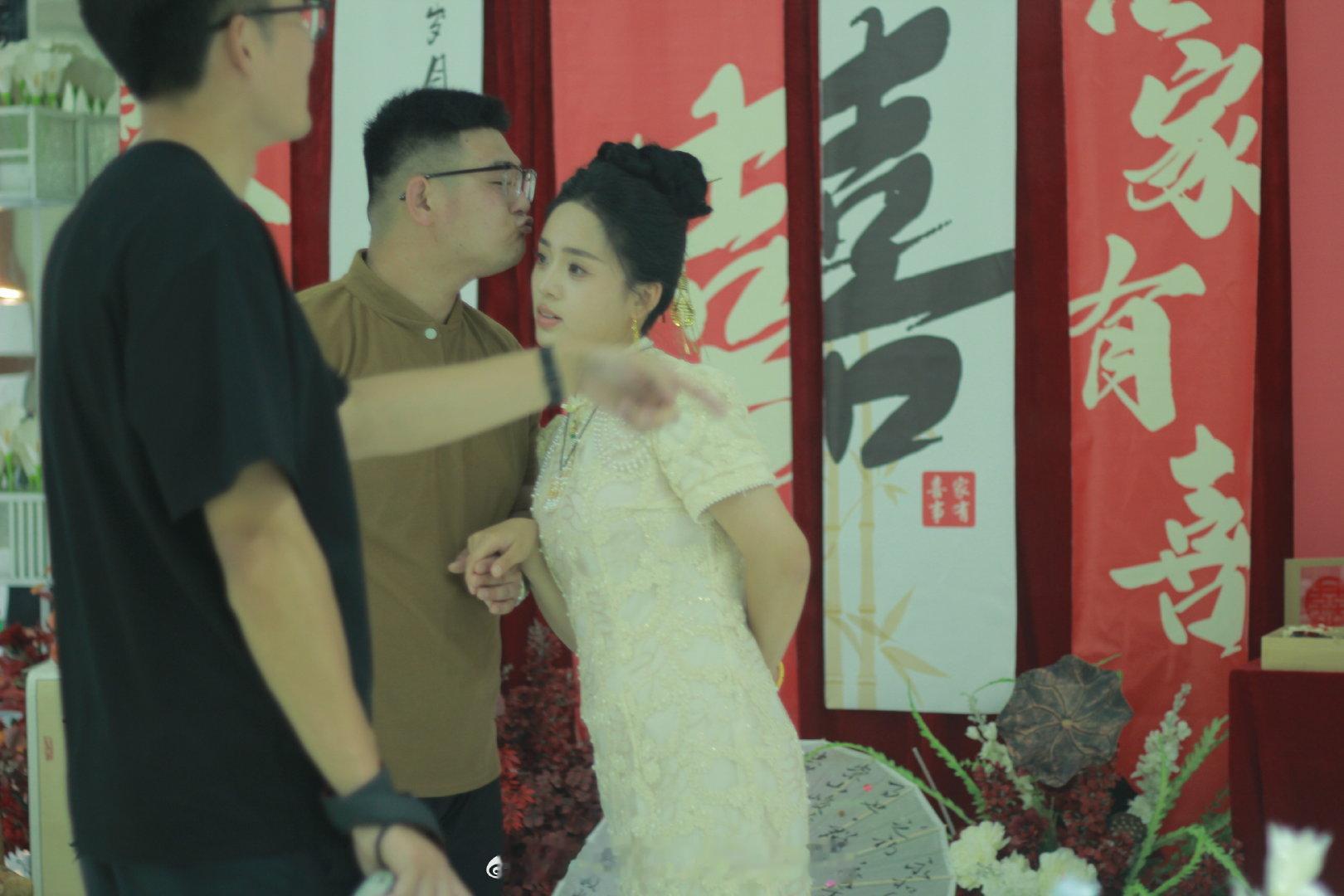 今天晚上翻百度网盘 翻到订婚的照片 不知道我老公在干嘛 笑死我了 ​
