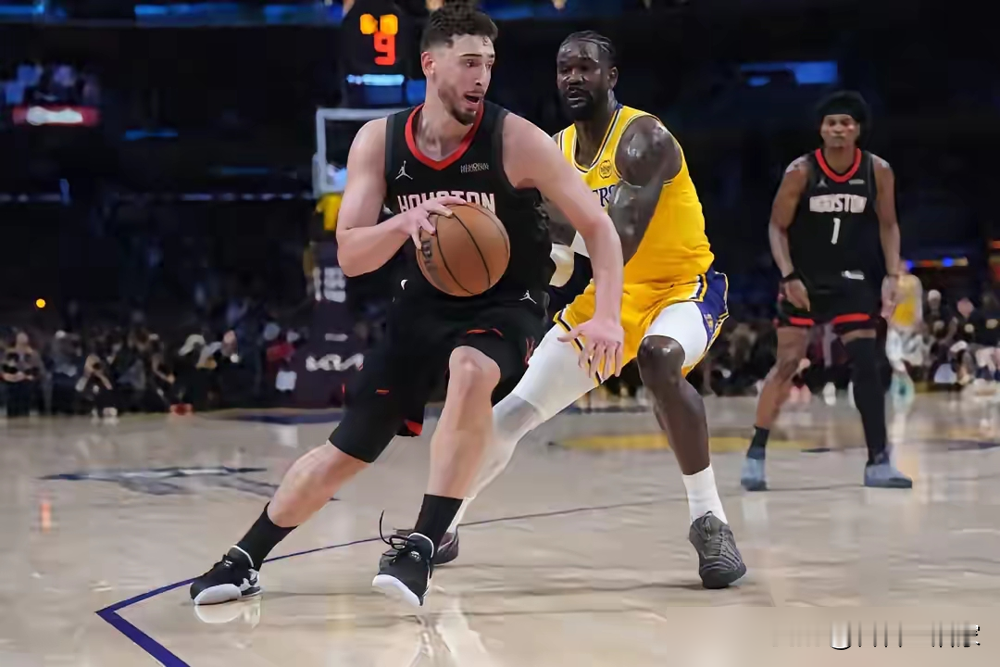 格林遇湖人就拉胯，这下真悬了！NBA.com统计显示，格林对湖人两战真...
