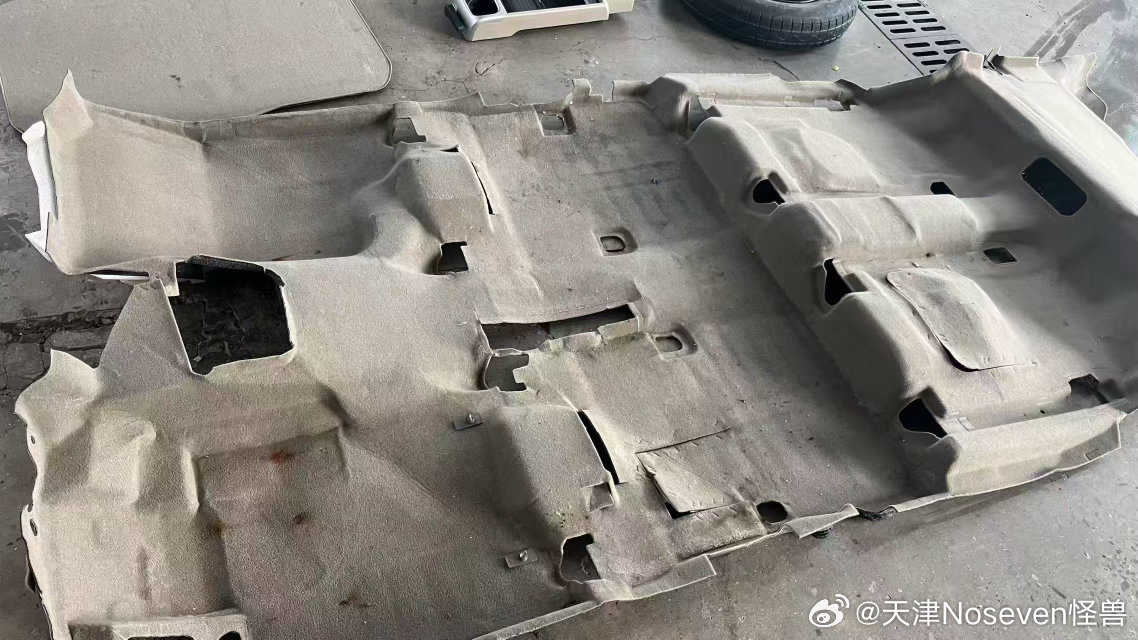 老车 长期不开的车

请不要长期露天或者树底下停放

备不住哪天一场大雨 你会发现 车辆漏水了

车里面就成河了

所以这台车 需要加个塞 抓紧处理

不然等水干了 这台车就喜提一车恶臭泡水味道了

津K 本田 奥德赛 漏水内饰拆解 处理  ​