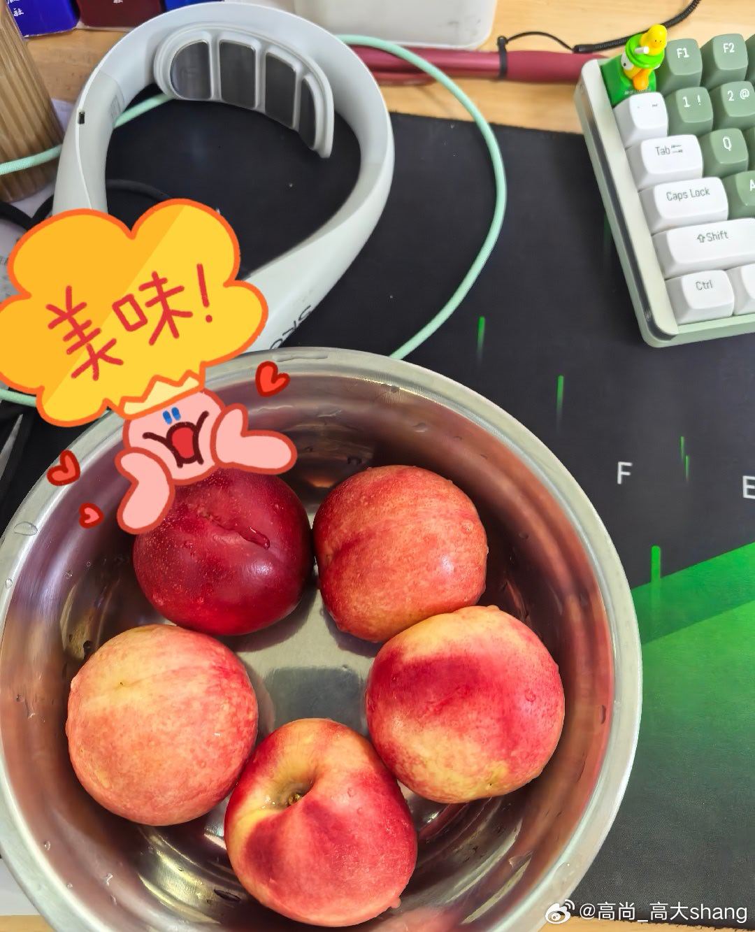 查房结束回到办公室，桌上多了一份患者悄悄放下的水果🍑。 ​​​