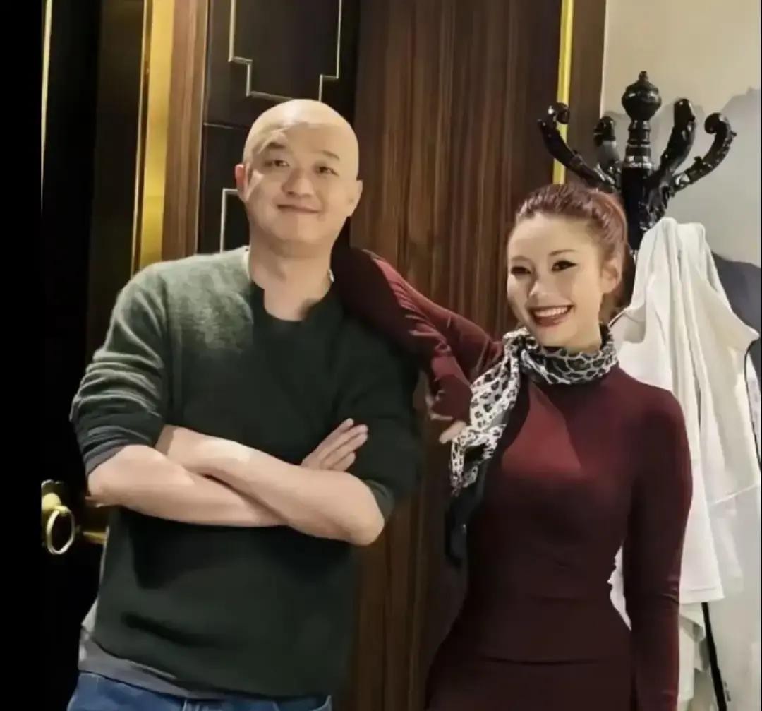 以前传绯闻哪怕凌晨四点爬起来嚷嚷着倾家荡产也要告的包贝尔，这次竟然诡异地闭麦了

连带着包文婧也干脆利落地把评论区上了锁

这两口子反常的装死做派，比什么公关声明都耐人寻味

昨天狗仔刘大锤开直播直接亮了底牌

人家特意澄清这不是外界瞎猜的嫖娼，女方就是个普通素人

2024年在成都一场饭局上跟包贝