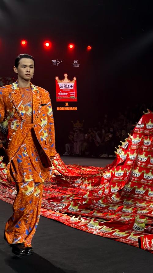 辣条品牌亮相米兰时装周引关注 品牌回应广告投放初衷

9月27日，针对近期中国辣条品牌麻辣王子在意大利米兰投放的户外大屏广告引发的公众讨论，品牌方首次公开回应：本次米兰之行，品牌是受中国独立服装设计师那乙麟的正式邀请，作为本土特色品牌代表参与2026米兰时装周相关文化联动活动，同步在米兰核心商业街区
