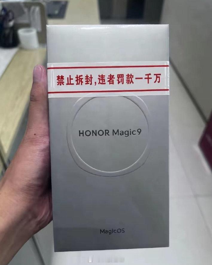 AI图进步很大啊，荣耀Magic9这包装和罚款细节做的，没见过真机的已经很难分辨真假了 ​